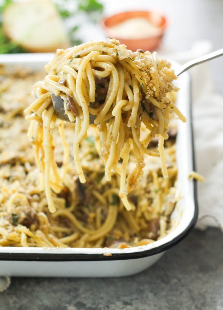 A comforting baked spaghetti dish with a creamy mushroom sauce, loaded with savory fresh mushrooms and herbs, tender spaghetti noodles and topped with cheesy and crunchy panko breadcrumbs.